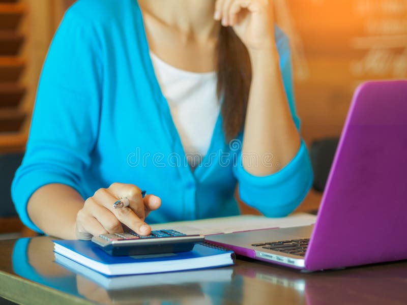 Main de femme d'affaires de plan rapproché utilisant une calculatrice avec la carte de crédit images stock Main de femme d'affaires de plan rapproché utilisant une calculatrice avec la carte de crédit images stock