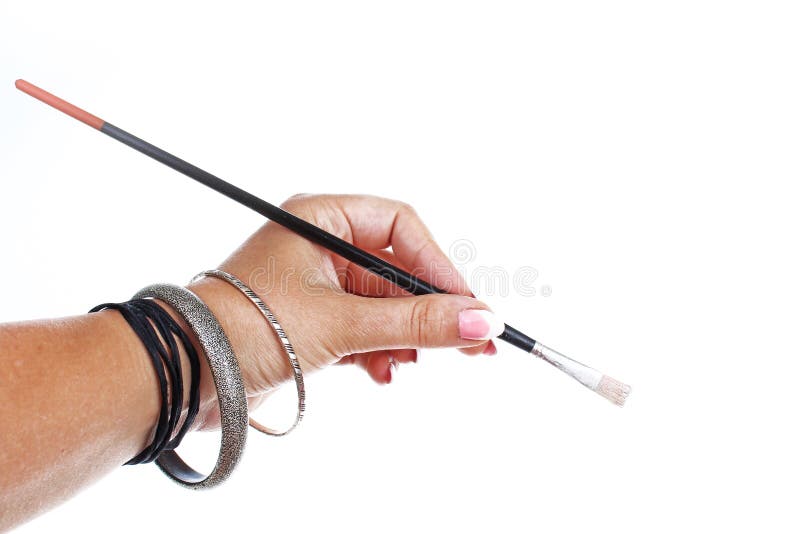 Main de femme tenant la brosse de peinture sur le fond blanc d'isolement de coupe-circuit Photo de studio avec l'allumage de stud images libres de droits Main de femme tenant la brosse de peinture sur le fond blanc d'isolement de coupe-circuit Photo de studio avec l'allumage de stud images libres de droits