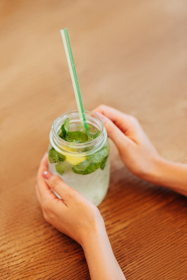 Main de jeune femme prenant le pot de limonade photos libres de droits Main de jeune femme prenant le pot de limonade photos libres de droits
