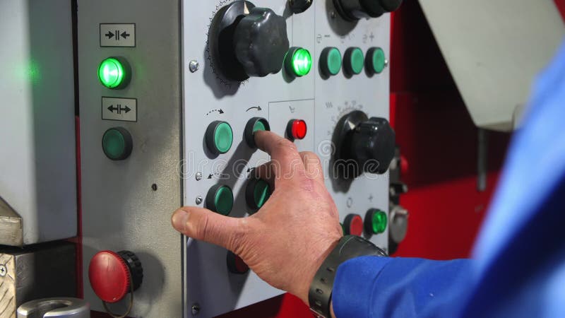Main de l'homme appuie bouton sur le panneau de commande de la machine-outil clips vidéos