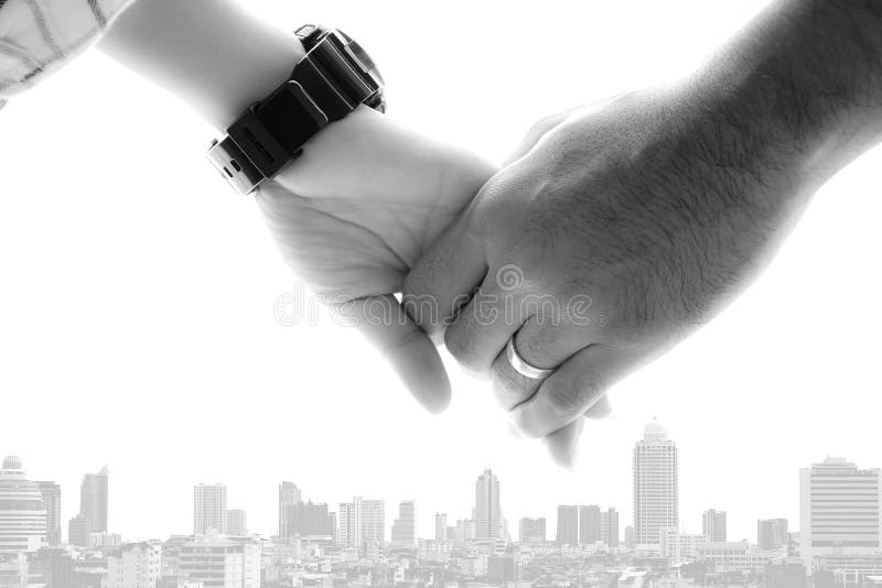 Main de l'homme et de femme avec l'anneau de mariage photos stock Main de l'homme et de femme avec l'anneau de mariage photos stock