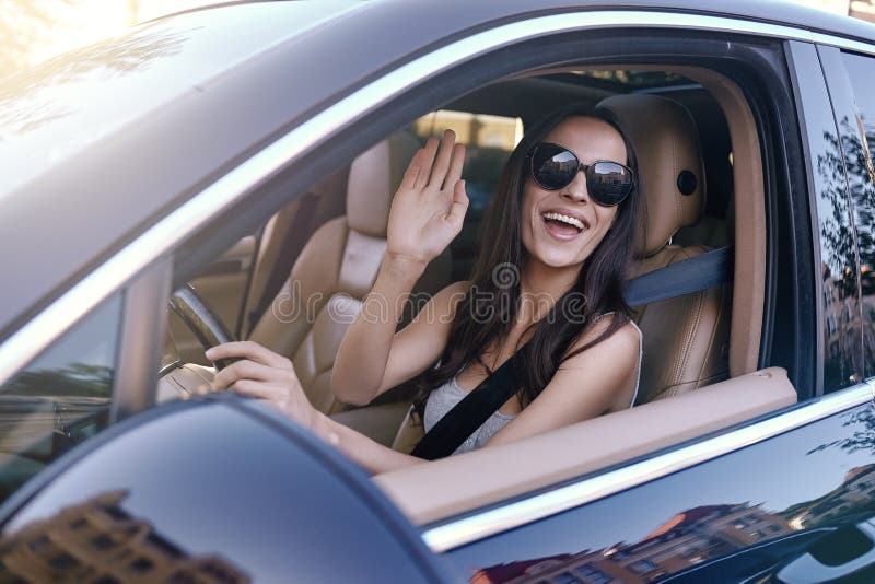 Main de ondulation de femme de la voiture photo stock Main de ondulation de femme de la voiture photo stock