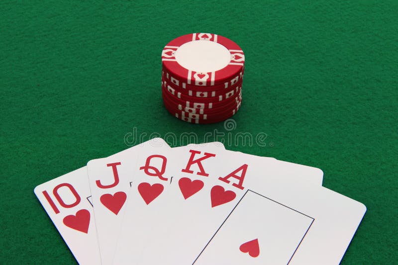 Main de poker avec la puce de casino sur la table verte photographie stock Main de poker avec la puce de casino sur la table verte photographie stock
