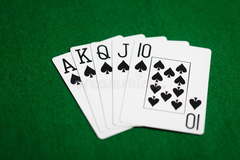 Main de poker de jouer des cartes sur le tissu vert de casino image stock Main de poker de jouer des cartes sur le tissu vert de casino image stock