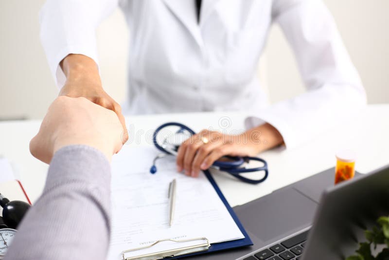 Main de secousse de docteur comme bonjour avec le patient photographie stock Main de secousse de docteur comme bonjour avec le patient photographie stock