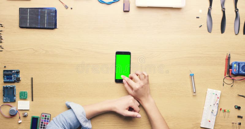 Main de technicien et téléphone vert écran ci-dessus dans didacticiel publicitaire ou classe en ligne. vue supérieure de l'ingénie banque de vidéos