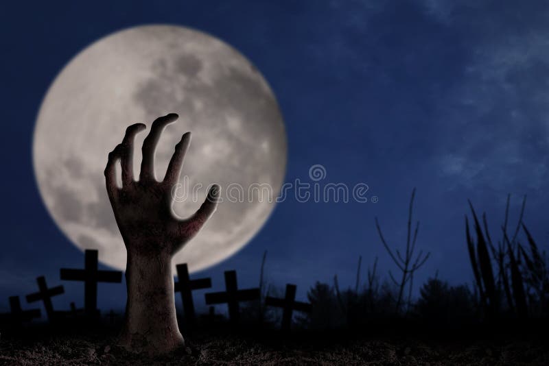 Main de zombi sur le cimetière image stock Main de zombi sur le cimetière image stock