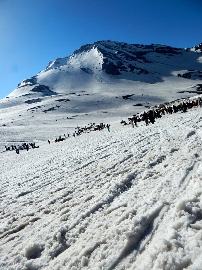 Download Main Dessinant Une Couleur D'eau Image stock - Image du montagnes, glace: 45350609