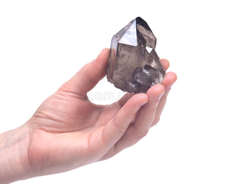 Main du ` s de femme tenant le quartz de Gwindel de quartz de Smokey de haute altitude