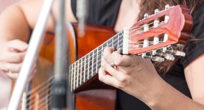 Main du ` s de fille jouant la guitare photos libres de droits Main du ` s de fille jouant la guitare photos libres de droits