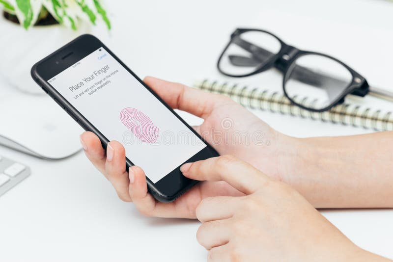 Main en gros plan de femme utilisant l'identification de contact sur l'iphone 7 photos libres de droits Main en gros plan de femme utilisant l'identification de contact sur l'iphone 7 photos libres de droits