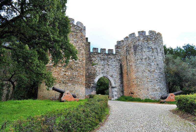 Da principale porta da castello, due torri un fa castello,, 2017 