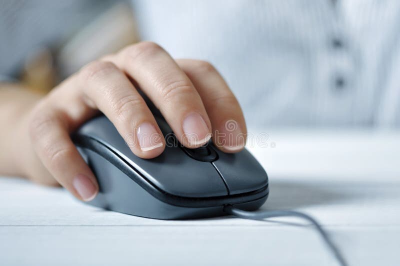 Main femelle avec la souris d'ordinateur photos libres de droits