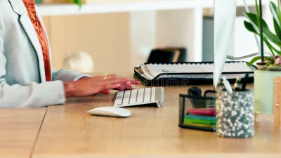 Femme écrivain Taper L'histoire Sur Le Clavier D'ordinateur Portable.  Fermeture De La Vue Côté Main. Banque De Vidéos - Vidéo du affaires,  transmission: 268498032