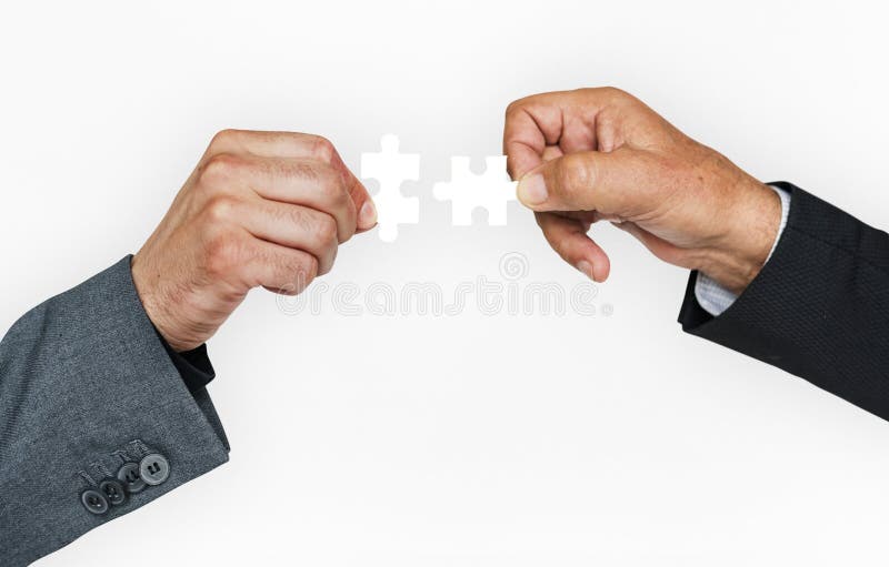 Main humaine tenant l'entreprise constituée en société de connexion de casse-tête image stock
