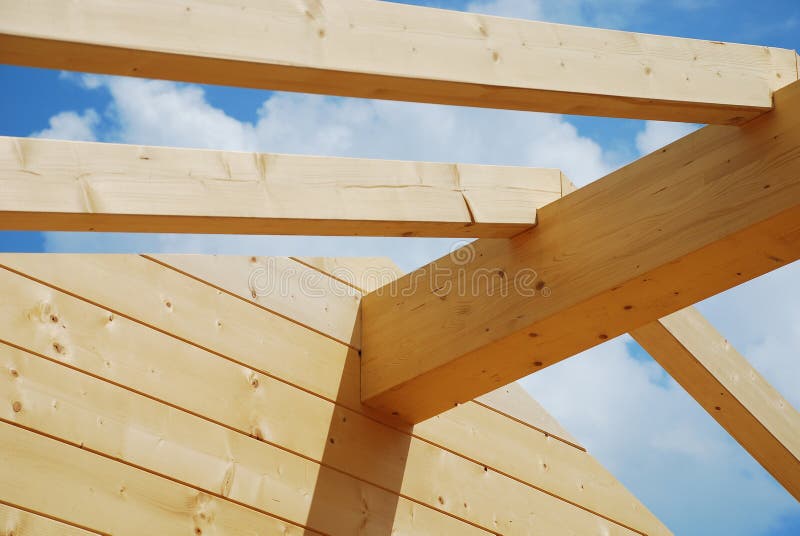 Principal techo haz sobre el parcialmente construido madera (abeto) bloquear casa, de madera casa cual es un ensamblado.