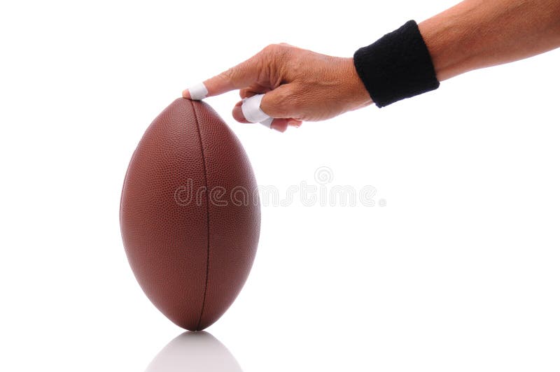 Main jugeant un football prêt pour des coups de pied photos libres de droits Main jugeant un football prêt pour des coups de pied photos libres de droits