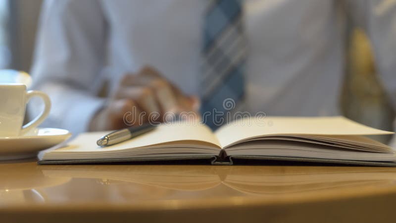 Main masculine jugeant prête à faire la note, regardant le téléphone portable Idées d'affaires d'écriture de lieu de travail d'ho photographie stock libre de droits