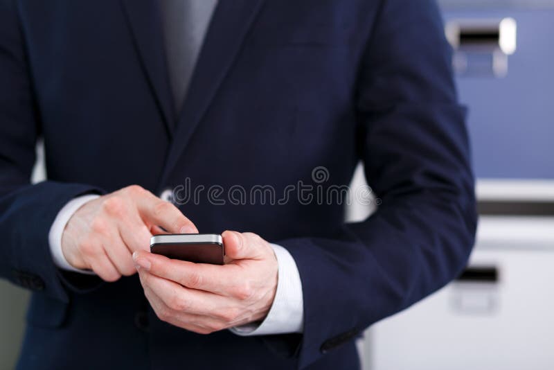 Main masculine tenant un téléphone portable et une inscription photo libre de droits Main masculine tenant un téléphone portable et une inscription photo libre de droits