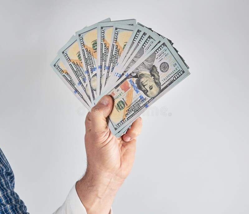 main masculine tenant une pile de cent billets d'un dollar photo stock main masculine tenant une pile de cent billets d'un dollar photo stock