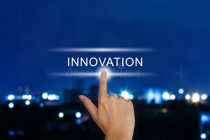 Main poussant le bouton d'innovation sur l'écran tactile photographie stock