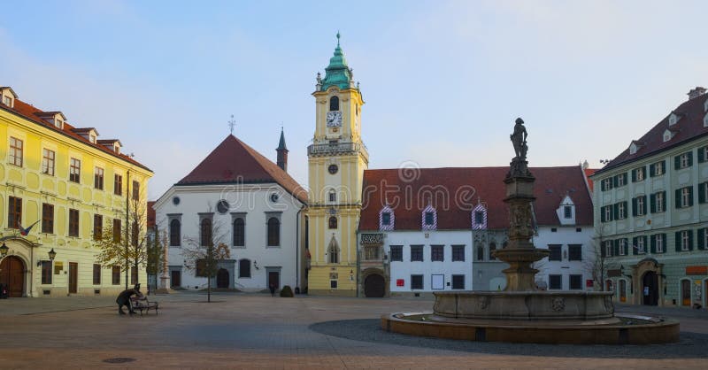 Hlavní náměstí je historická památka v západu slunce v Bratislavě