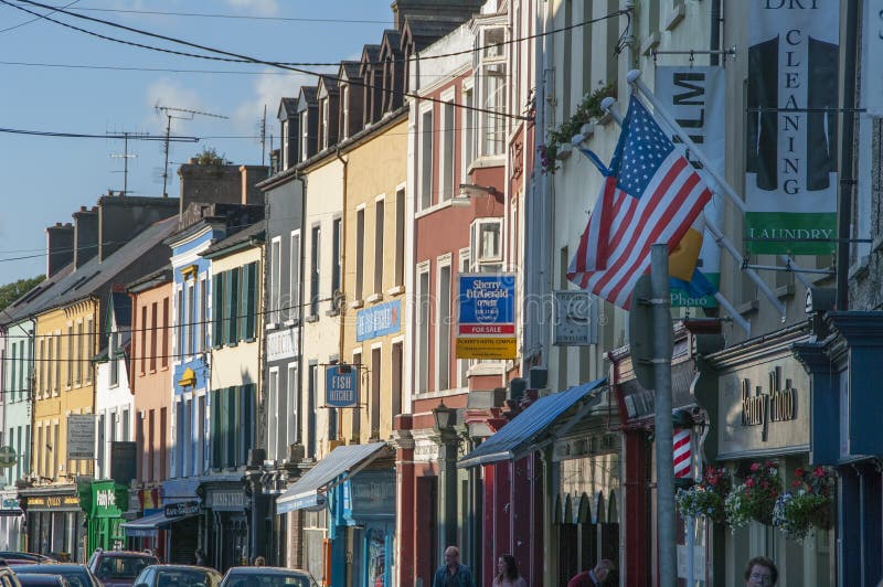 Main Street de Bantry dans le comté Cork Ireland images libres de droits Main Street de Bantry dans le comté Cork Ireland images libres de droits