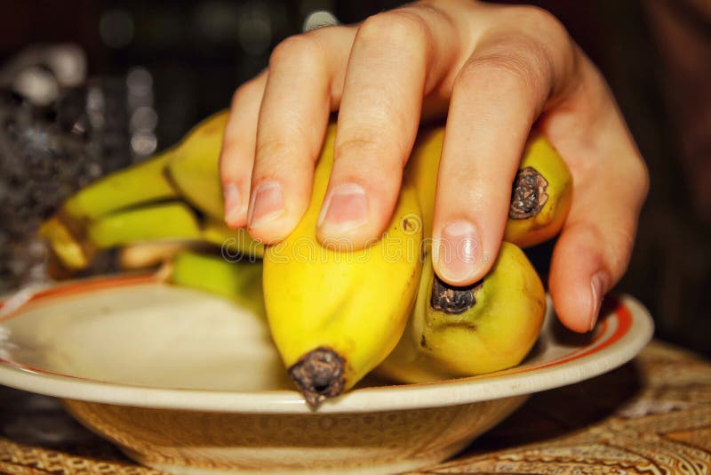 Main de banane image stock. Image du fruits, r?�gime, banane - 6957501