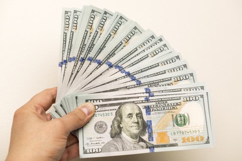 Main tenant cent billets de banque du dollar photographie stock libre de droits Main tenant cent billets de banque du dollar photographie stock libre de droits