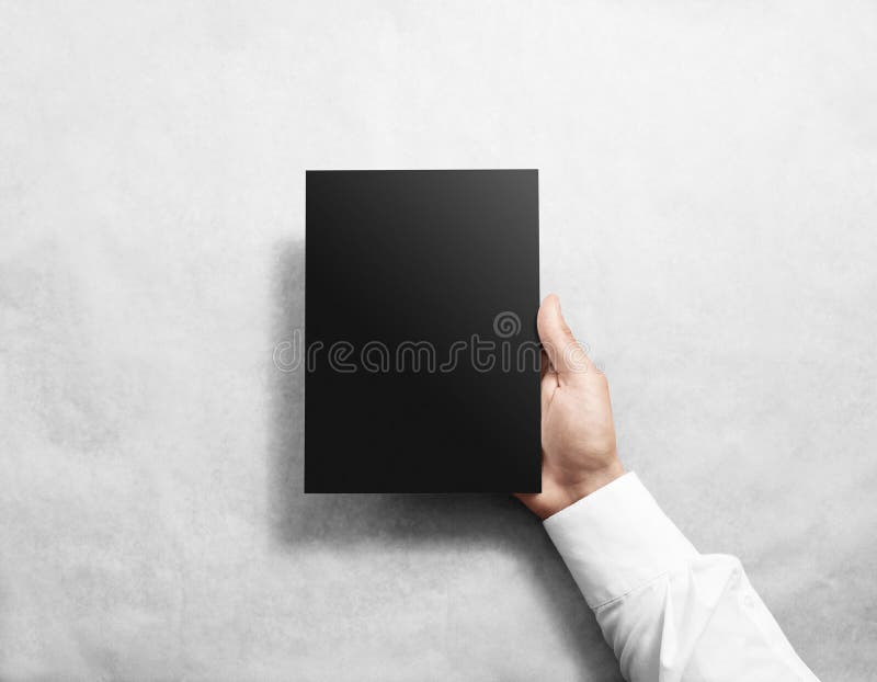 Main tenant la maquette noire vide de livret de brochure photo libre de droits Main tenant la maquette noire vide de livret de brochure photo libre de droits