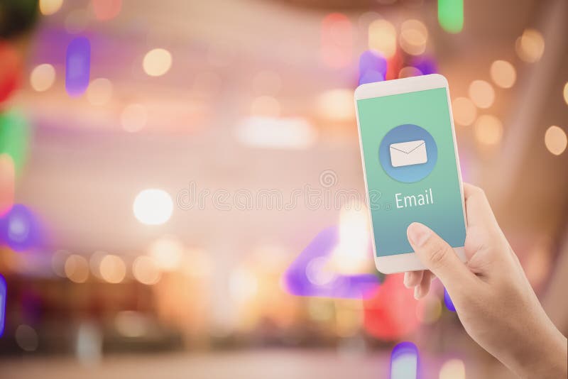 Main tenant le contrôle d'homme et envoyant le message avec l'email dans un téléphone sur le fond abstrait de bokeh photographie stock libre de droits Main tenant le contrôle d'homme et envoyant le message avec l'email dans un téléphone sur le fond abstrait de bokeh photographie stock libre de droits