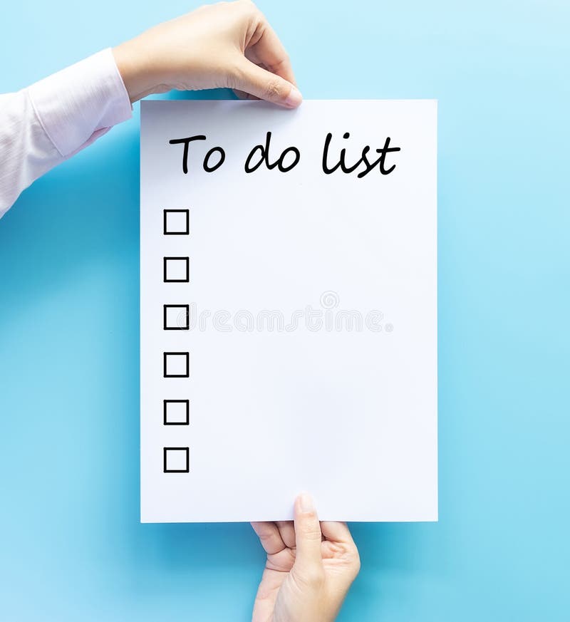 Main tenant le papier avec pour faire le texte tiré de liste et de checkbox à la main d'isolement sur le concept bleu de fond, de photo stock Main tenant le papier avec pour faire le texte tiré de liste et de checkbox à la main d'isolement sur le concept bleu de fond, de photo stock