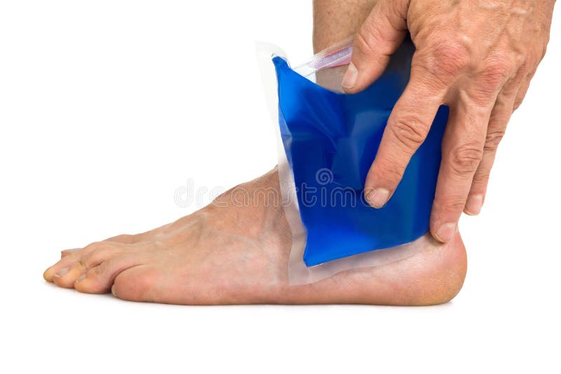 Main tenant le paquet frais de gel sur la cheville images stock Main tenant le paquet frais de gel sur la cheville images stock