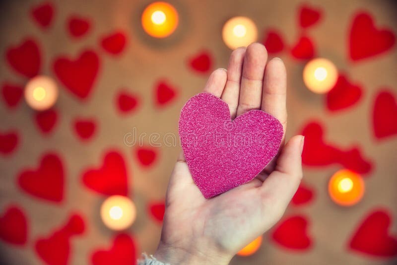 Main Tenant Un Coeur Rose Scintillante Avec La Bougie Romantique Et Le Fond Rouge De Coeurs Pour Le Jour De Valentin Ou Romantique Photo Stock Image Du Duree Sain Main Tenant Un Coeur Rose Scintillante Avec La Bougie Romantique Et Le Fond Rouge De Coeurs Pour Le Jour De Valentin Ou Romantique Photo Stock Image Du Duree Sain