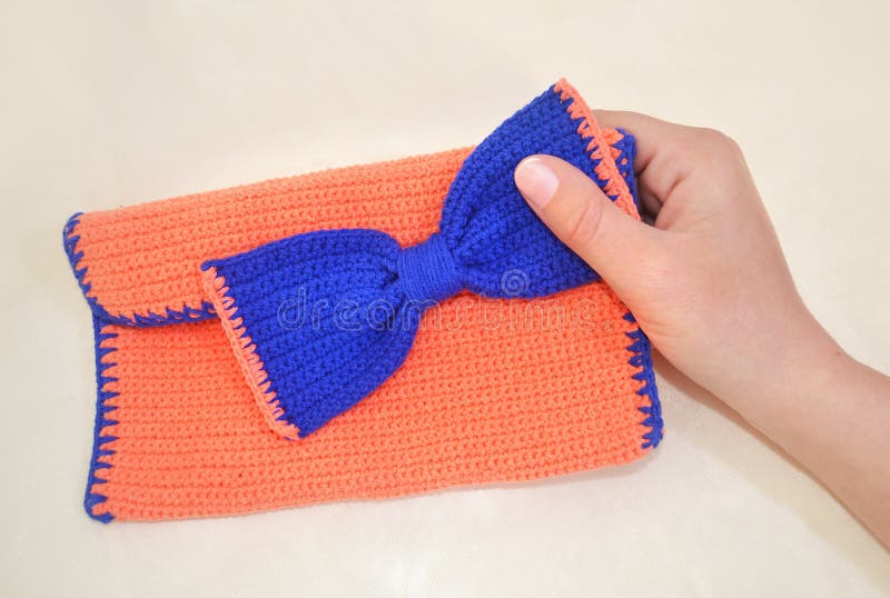Main tenant un sac de crochet images stock Main tenant un sac de crochet images stock