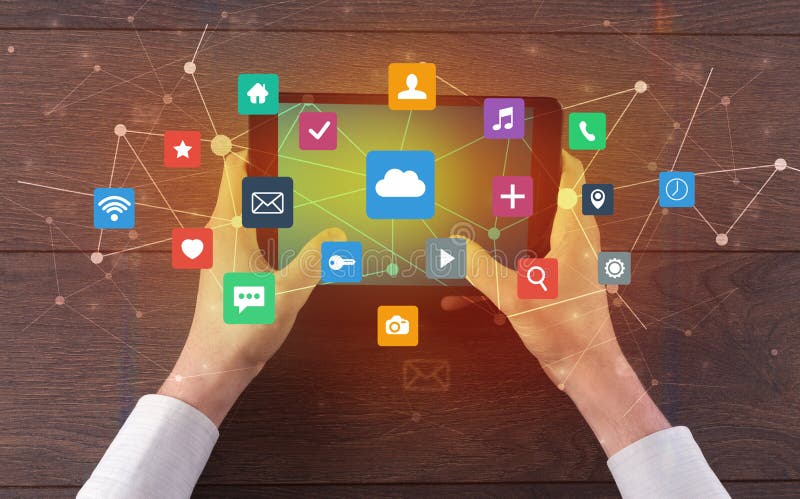 Main utilisant le comprimé de multitask avec le concept de symboles et d'icônes d'application illustration de vecteur Main utilisant le comprimé de multitask avec le concept de symboles et d'icônes d'application illustration de vecteur