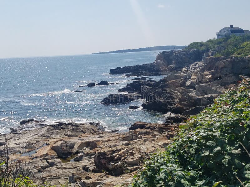 Maine, skały plażowa linia brzegowa blisko lekkiego domu fotografia stock Maine, skały plażowa linia brzegowa blisko lekkiego domu fotografia stock