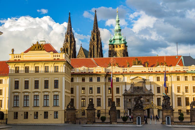 Maingate till det kungliga området av den historiska Prague slotten på den soliga dagen, i bakgrunden domkyrkan för St Vitus, Tje arkivfoton Maingate till det kungliga området av den historiska Prague slotten på den soliga dagen, i bakgrunden domkyrkan för St Vitus, Tje arkivfoton