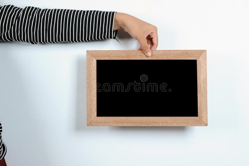Mains asiatiques de femme tenant le tableau noir image stock Mains asiatiques de femme tenant le tableau noir image stock