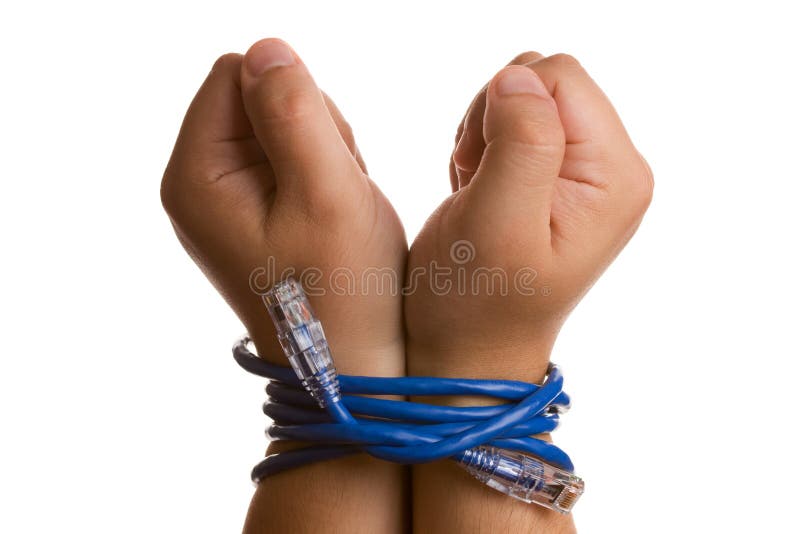 Mains attachées avec le câble de réseau.
