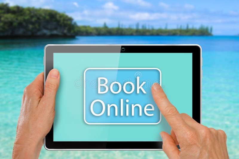Mains avec des vacances de livre de Tablette en ligne images libres de droits Mains avec des vacances de livre de Tablette en ligne images libres de droits