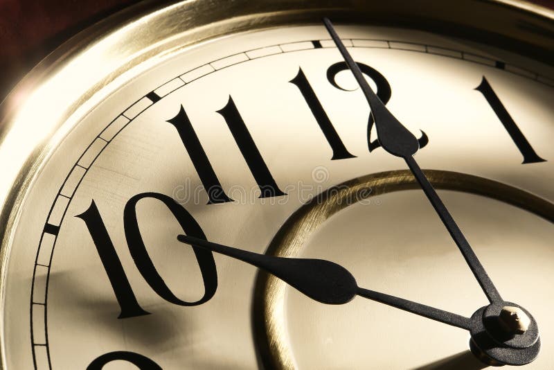 Mains d'horloge antiques avec du temps en heures et minutes