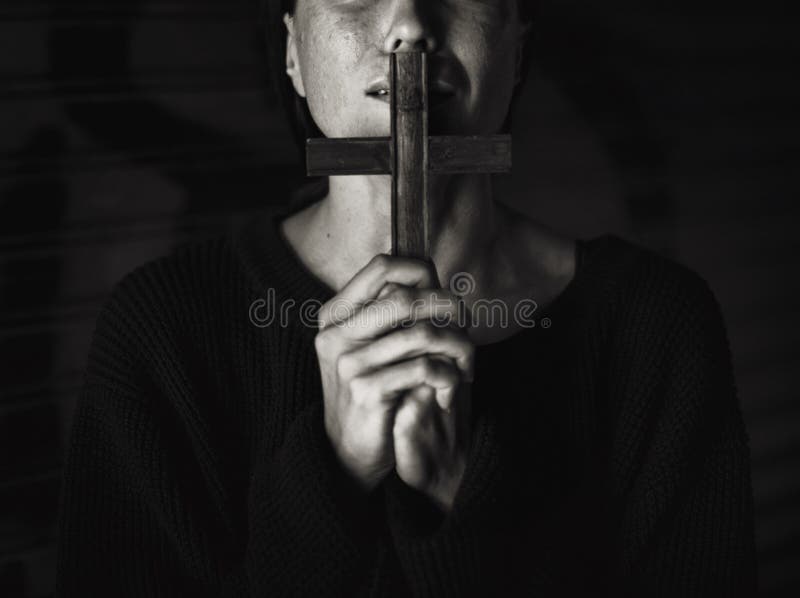 Mains de femme adulte tenant la croix priant pour la religion de Dieu image stock Mains de femme adulte tenant la croix priant pour la religion de Dieu image stock