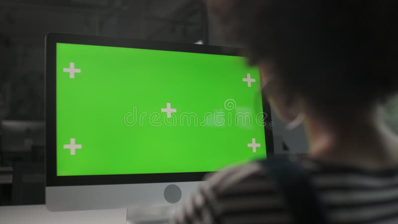 Mains de femme d'affaires Internet opérant sur l'ordinateur de PC sur le bureau. Fille de taper sur le carnet d'écran vert. Étroit banque de vidéos