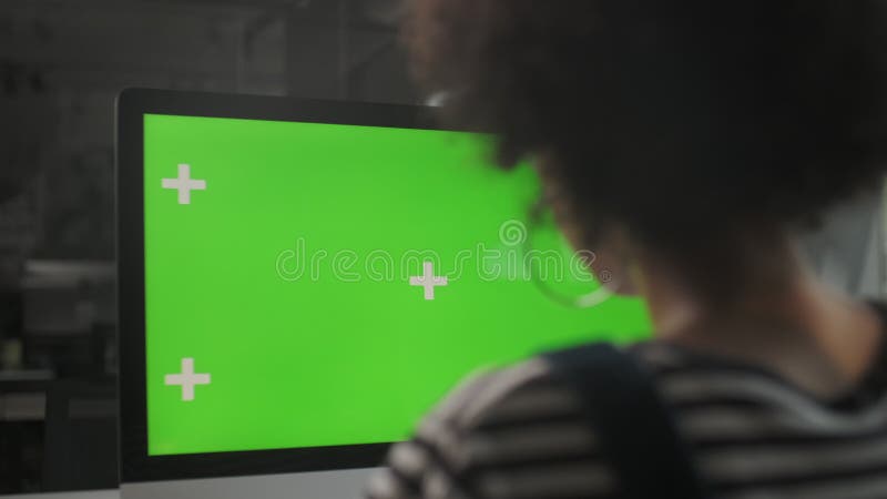 Mains de femme d'affaires Internet opérant sur l'ordinateur de PC sur le bureau. Fille de taper sur le carnet d'écran vert. Étroit banque de vidéos