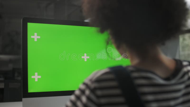 Mains de femme d'affaires Internet opérant sur l'ordinateur de PC sur le bureau. Fille de taper sur le carnet d'écran vert. Étroit banque de vidéos