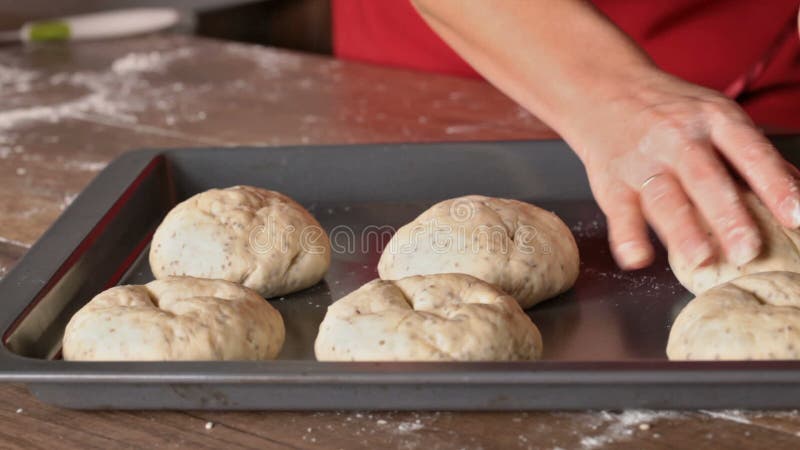 Mains de femme formant les petits pains de fabrication de la pâte banque de vidéos