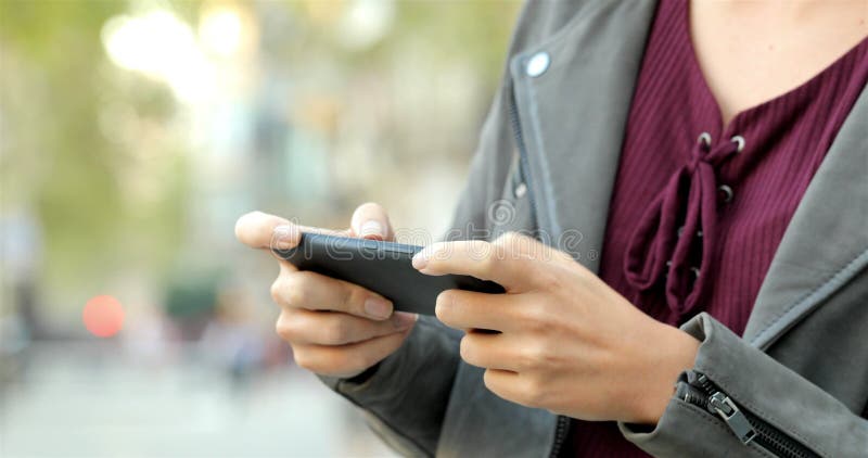 Mains de femme jouant le jeu vidéo à un téléphone intelligent banque de vidéos
