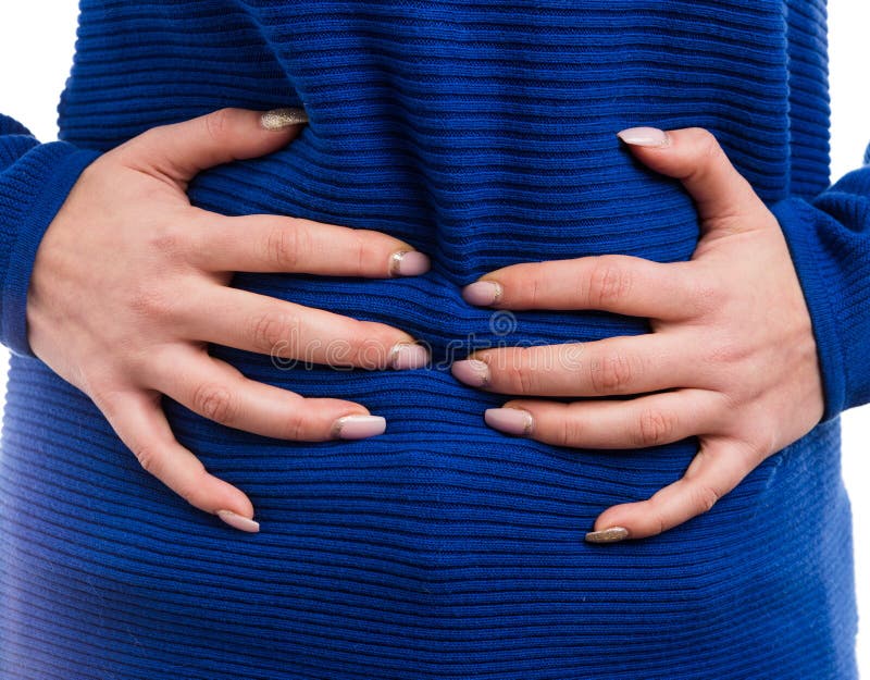Mains de femme saisissant l'abdomen gonflé image libre de droits Mains de femme saisissant l'abdomen gonflé image libre de droits