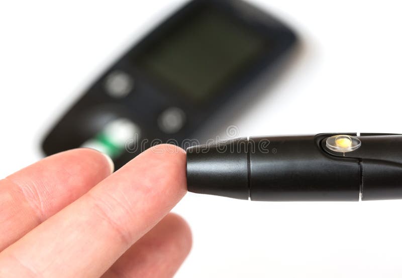 Mains de femme utilisant le bistouri sur le doigt pour vérifier le taux du sucre dans le sang par le mètre de glucose D'isolement images stock Mains de femme utilisant le bistouri sur le doigt pour vérifier le taux du sucre dans le sang par le mètre de glucose D'isolement images stock